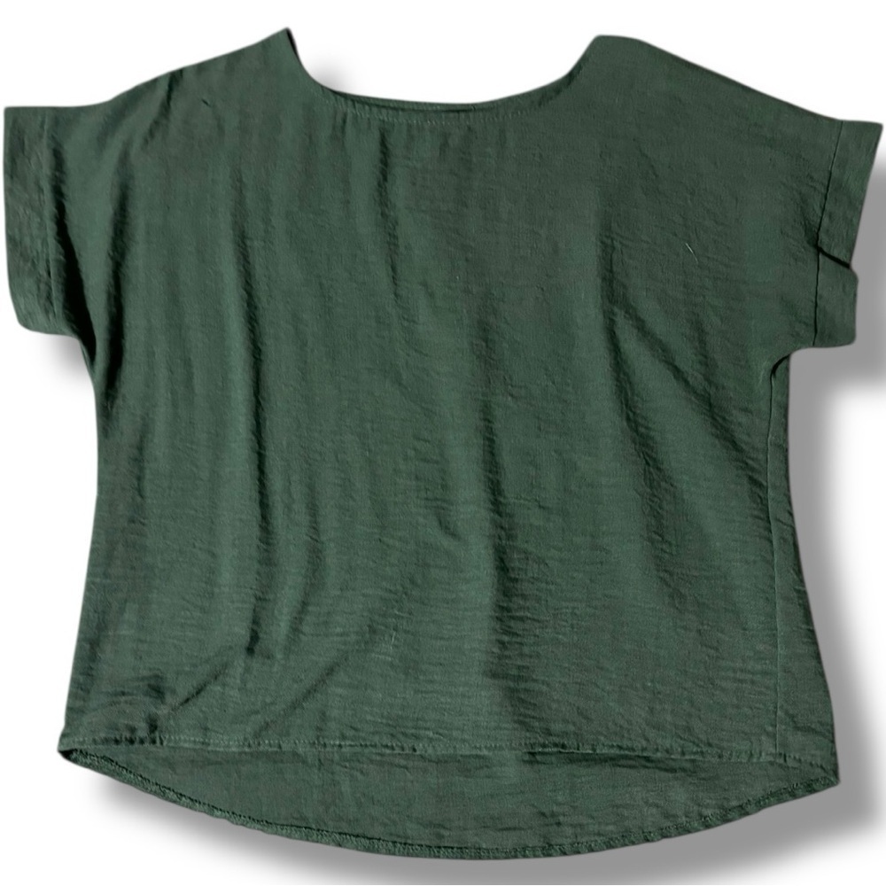 Casual Loose Fit Green Short Sleeve Boxy Top Accented with White Buttons in Back - Picture 7 of 15